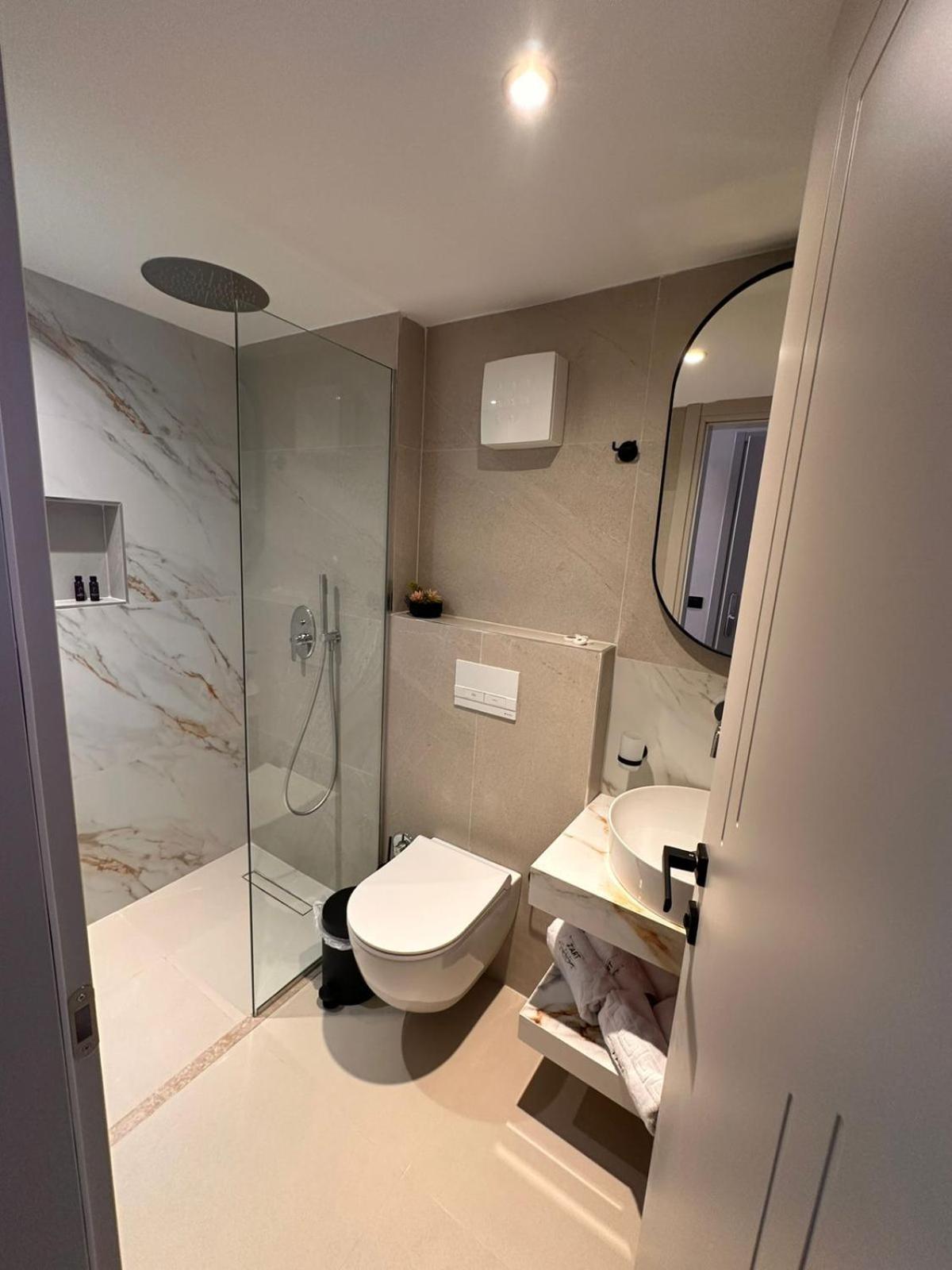 Z Art Hotel Крує Екстер'єр фото