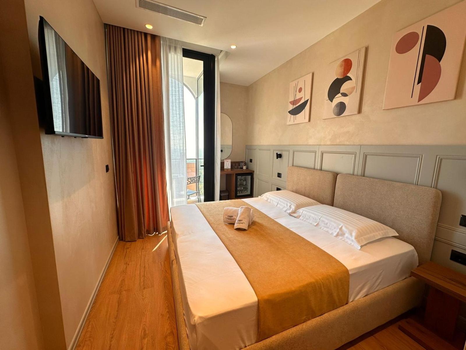 Z Art Hotel Крує Екстер'єр фото