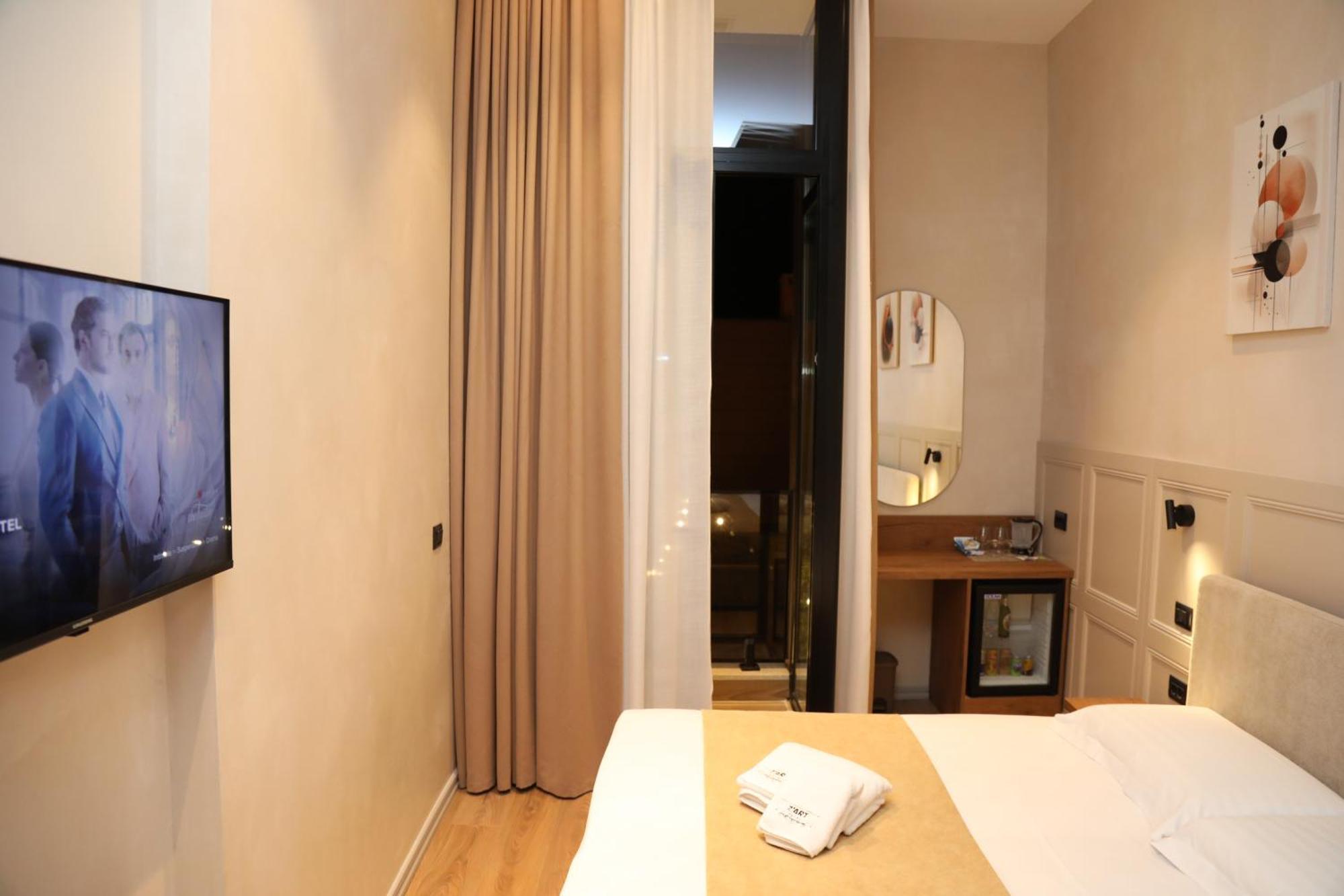 Z Art Hotel Крує Екстер'єр фото