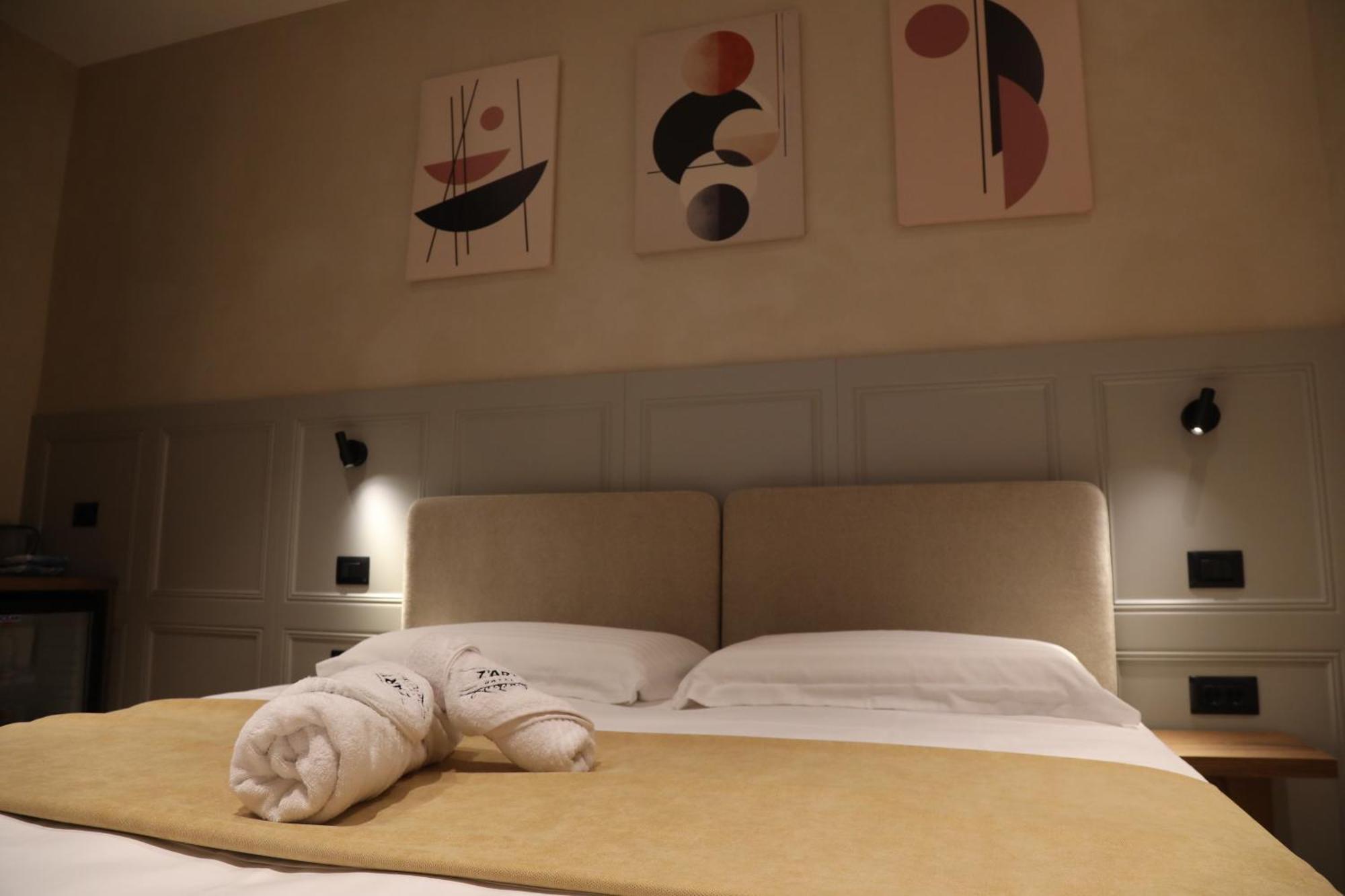 Z Art Hotel Крує Екстер'єр фото