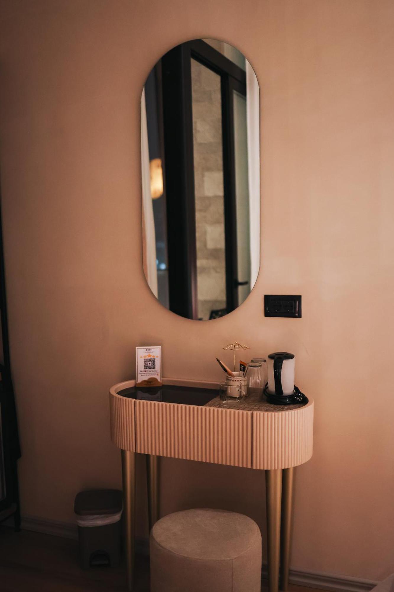 Z Art Hotel Крує Екстер'єр фото