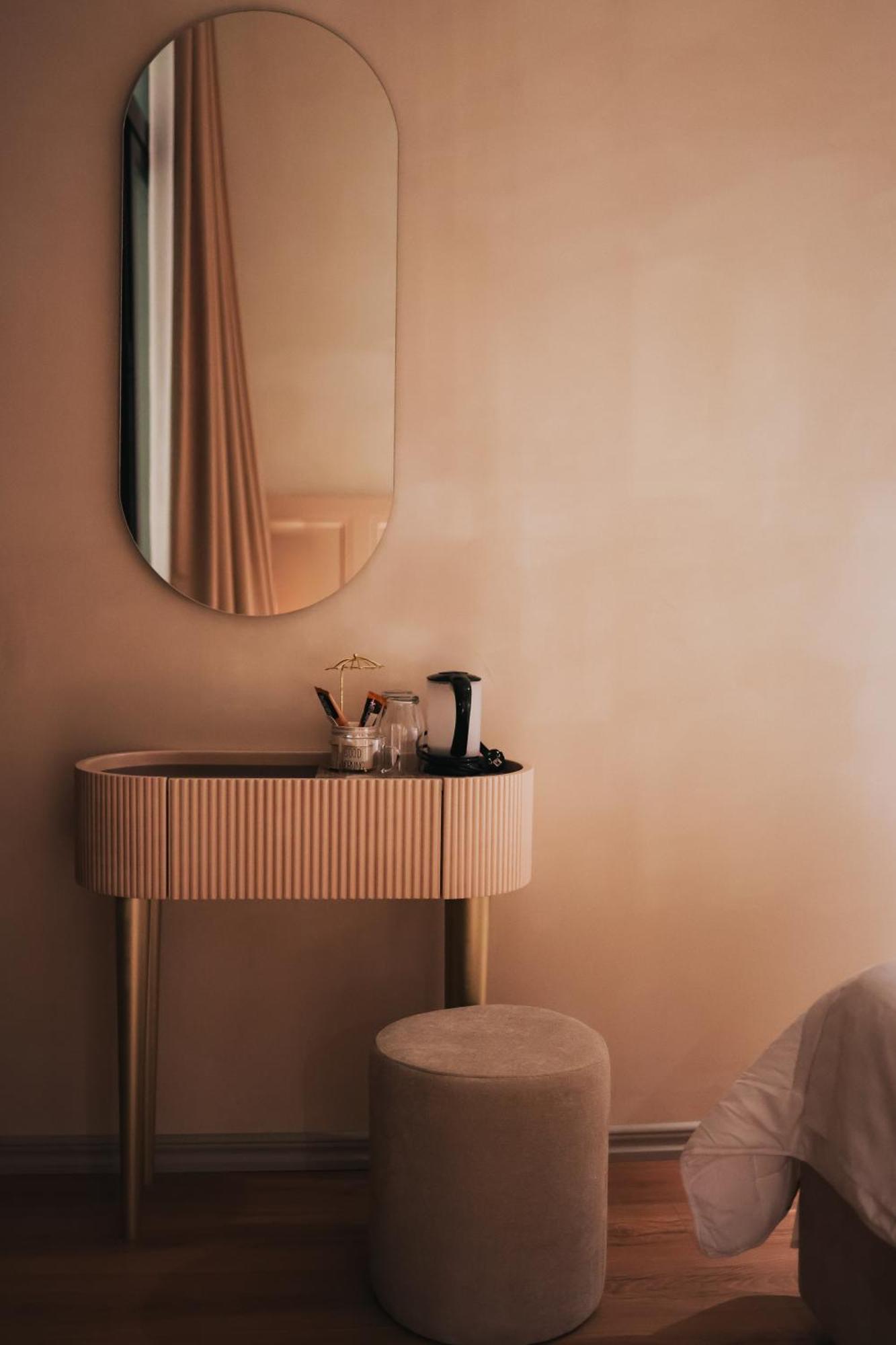 Z Art Hotel Крує Екстер'єр фото