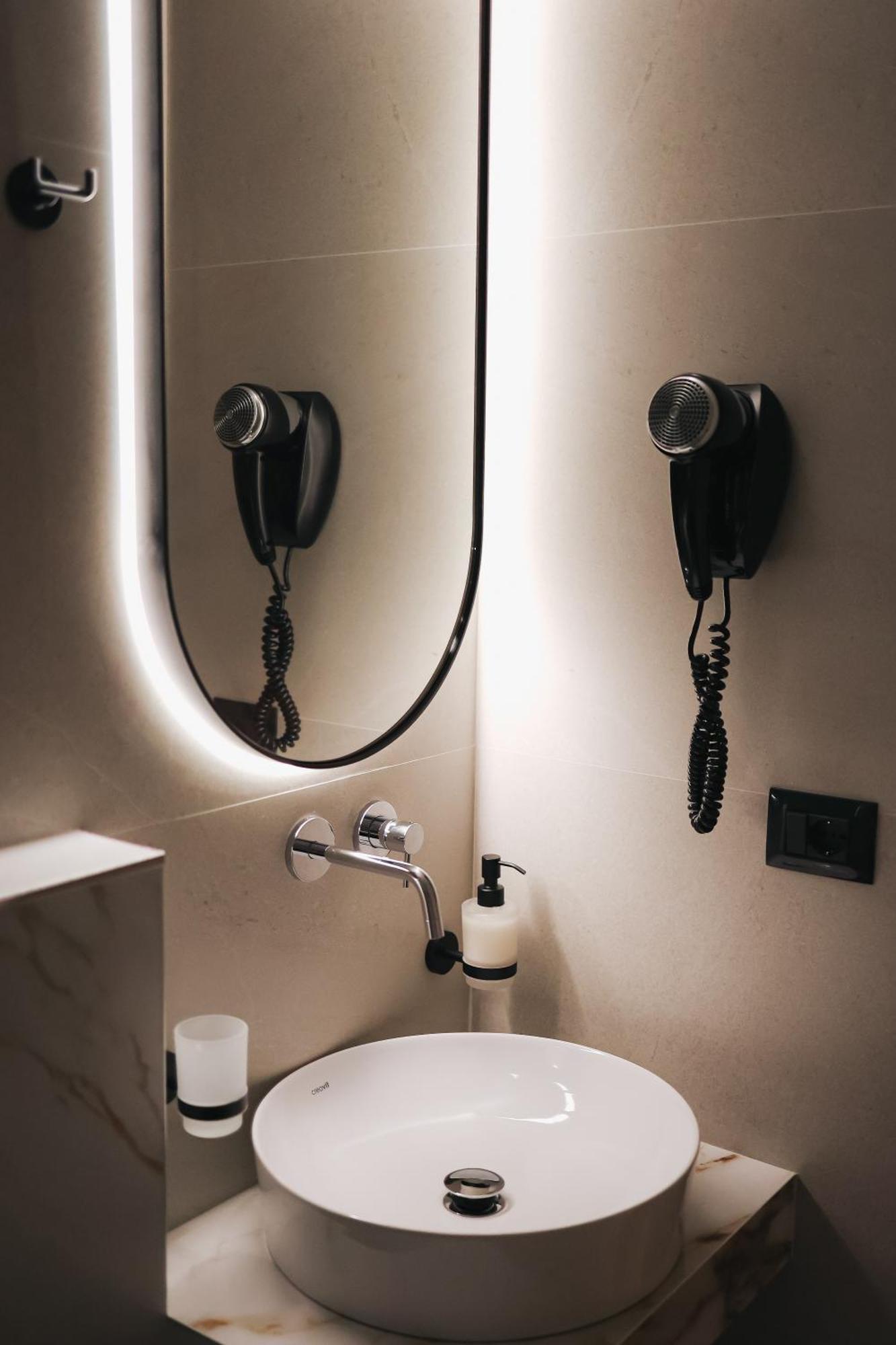 Z Art Hotel Крує Екстер'єр фото